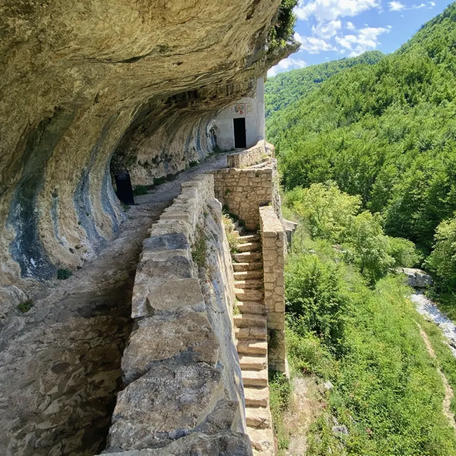 Eremo di San Bartolomeo in Legio sotto la parete rocciosa della Majella a Roccamorice